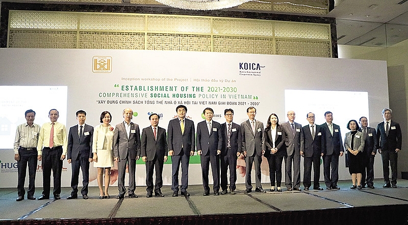Kim Jin-oh, country director of KOICA in Vietnam (seventh from left) and participants at the workshop.