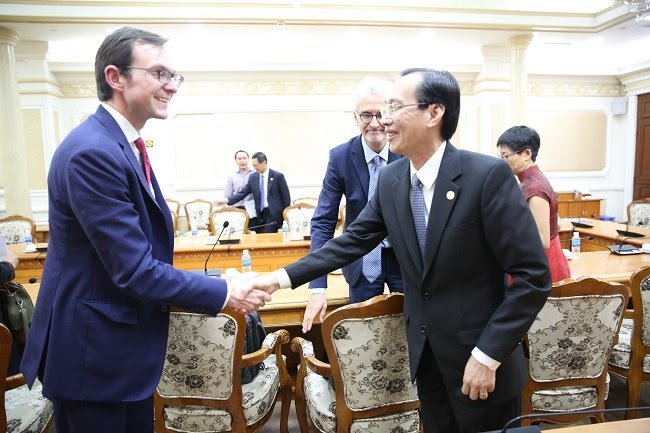 HCMC vice chairman Le Thanh Liem (R) shakes hands with Jan Rielaender at a meeting on March 1. (Photo: Thanh Hoa)