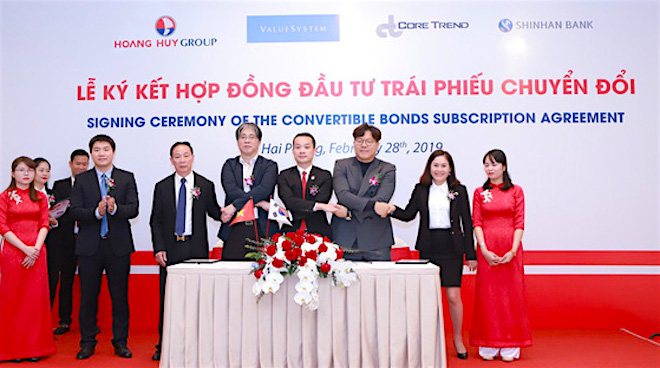 The signing ceremony between Hoang Huy and South Korean companies.