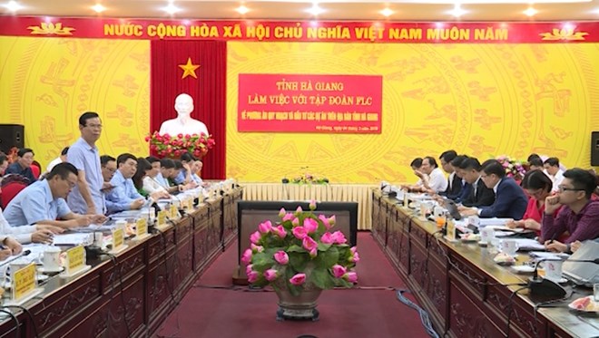At a working session between Ha Giang authorities and FLC Group. (Photo: hagiangtv.vn)