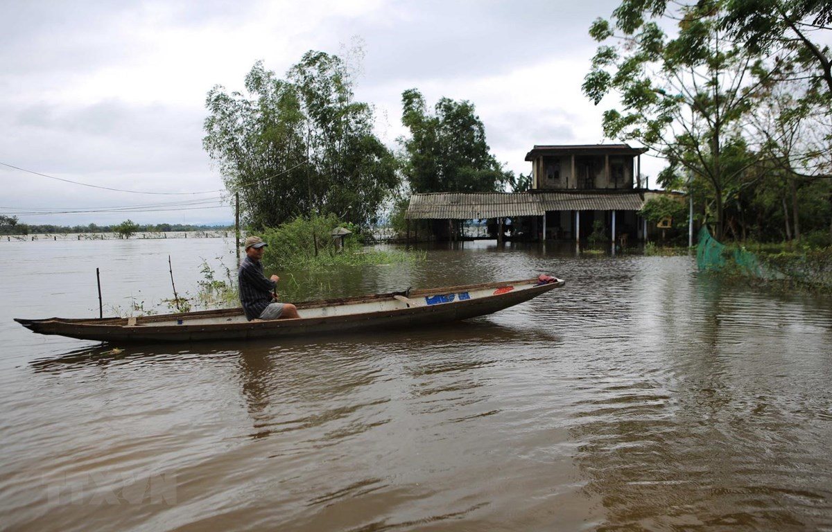 A local resident in Quang Dien district of Thua Thien-Hue travel by boat during a flood. (Photo: VNA)