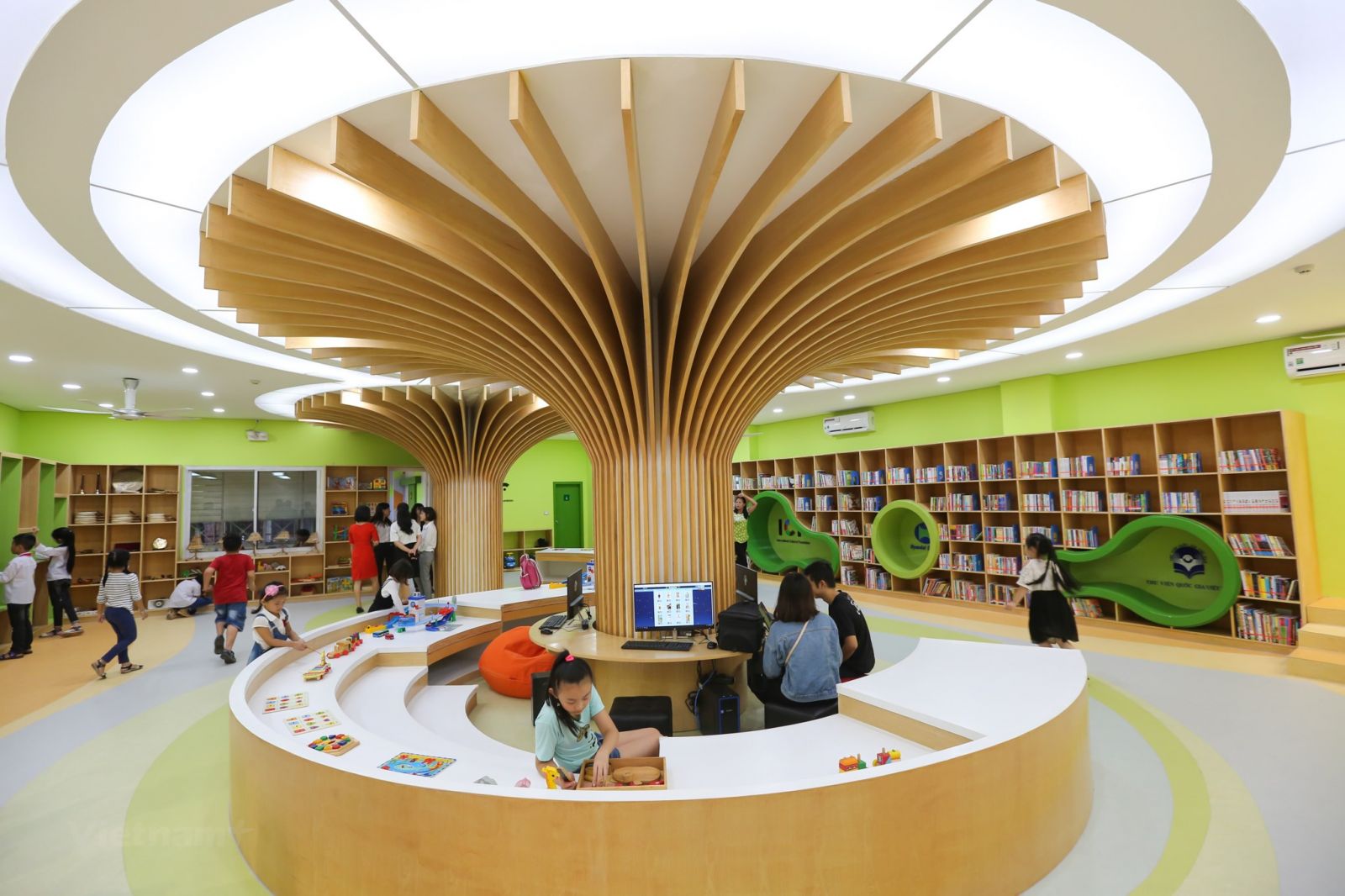 Readers visit the cultural library for Vietnamese children, which is located in the National Library of Vietnam in Hanoi. Foreigners may build and operate libraries in Vietnam in the coming period. (Photo: VNA)