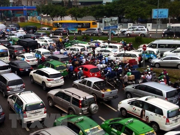 Heavy traffic on a road to Tan Son Nhat International Airport in HCM City. (Photo: VNA)