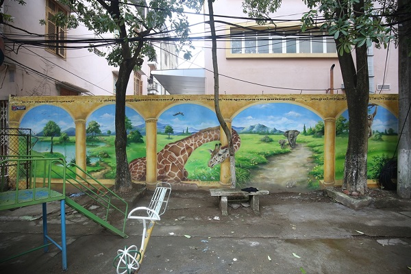 The flaky old walls now become the visual “ambassador” to convey beautiful images of Hanoi.