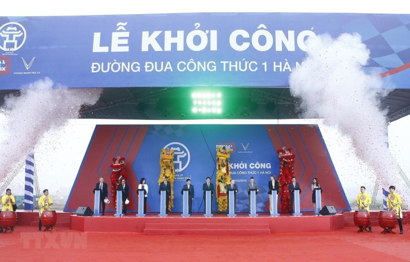 Delegates press button to kick-start construction on Formula One (F1) Hanoi Grand Prix racetrack in Hanoi. (Source: VNA)