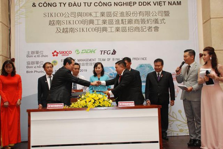 The signing ceremony of cooperation between Vietnamese firm and Canadian delegation.