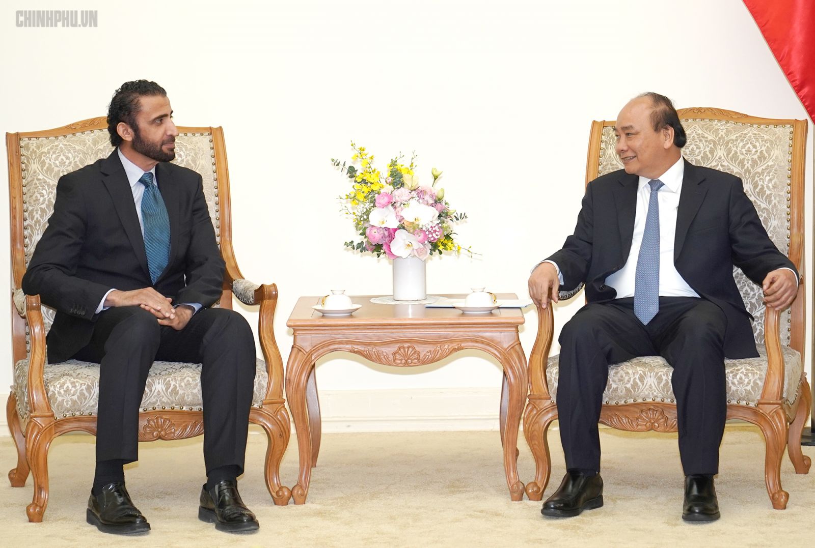 Prime Minister Nguyen Xuan Phuc (r) and Mohammed Ibrahim Al Shaibani, CEO of Investment Corporation of Dubai. (Source: VGP)