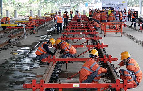 Engineers and workers on the construction site of Hanoi metro line. (Photo: Vo Hai)