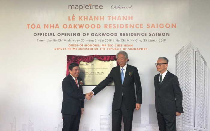HCMC Chairman Nguyen Thanh Phong (L) shakes hands with Singapore’s Deputy Prime Minister and Coordinating Minister for National Security Teo Chee Hean at the ceremony. (Photo: NLDO)