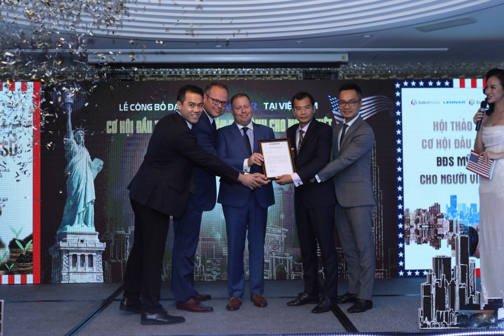 Representatives of Internhome recieved the official certification as Lennar International's representative in Vietnam.