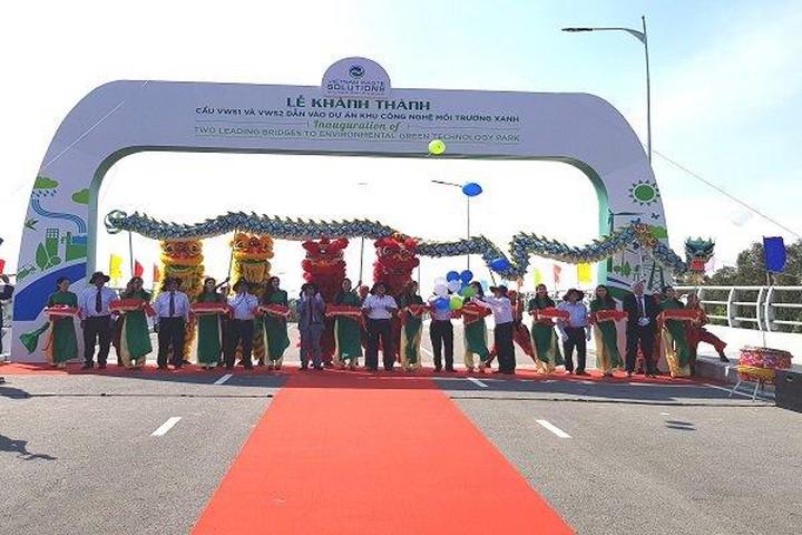 Representatives cut ribbons to inaugurate two bridges leading to the Green Environmental Technology Park in Tan Lap Commune, Thu Thua District, Long An Province on March 27. (Photo: Trung Chanh)
