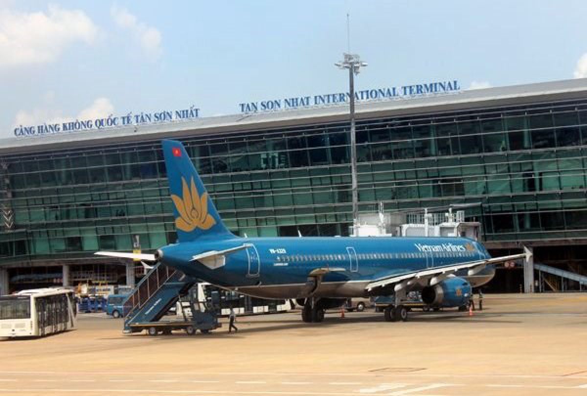 A plane parks at Tan Son Nhat International Airport in Ho Chi Minh City. (Photo: VNA)