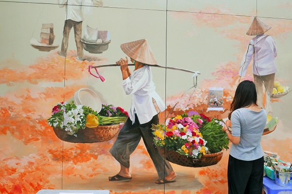 These murals take inspiration from real photos of Hanoi taken by famous Vietnamese photographers.