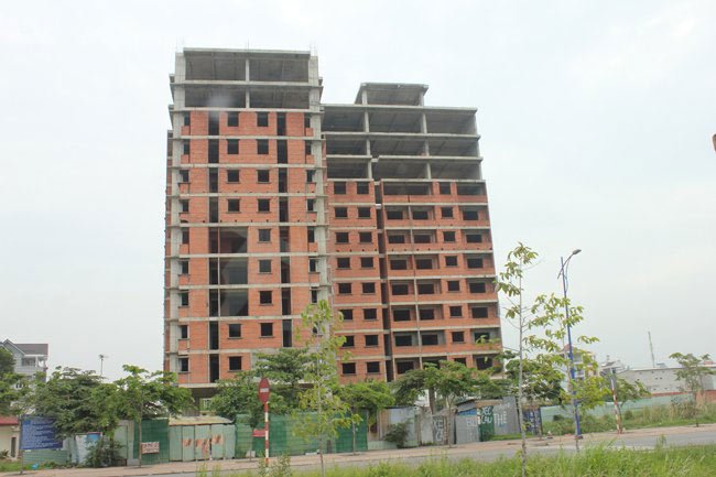 An apartment project in District 2, HCMC. As many as 124 previously suspended projects have been permitted to resume construction. (Photo: Saigontimes)