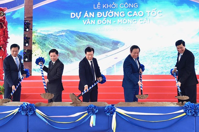 Deputy Prime Minister Trinh Dinh Dung (C) attends the groundbreaking ceremony for Van Don-Mong Cai Expressway in the northern province of Quang Ninh on April 3. (Photo: VGP)