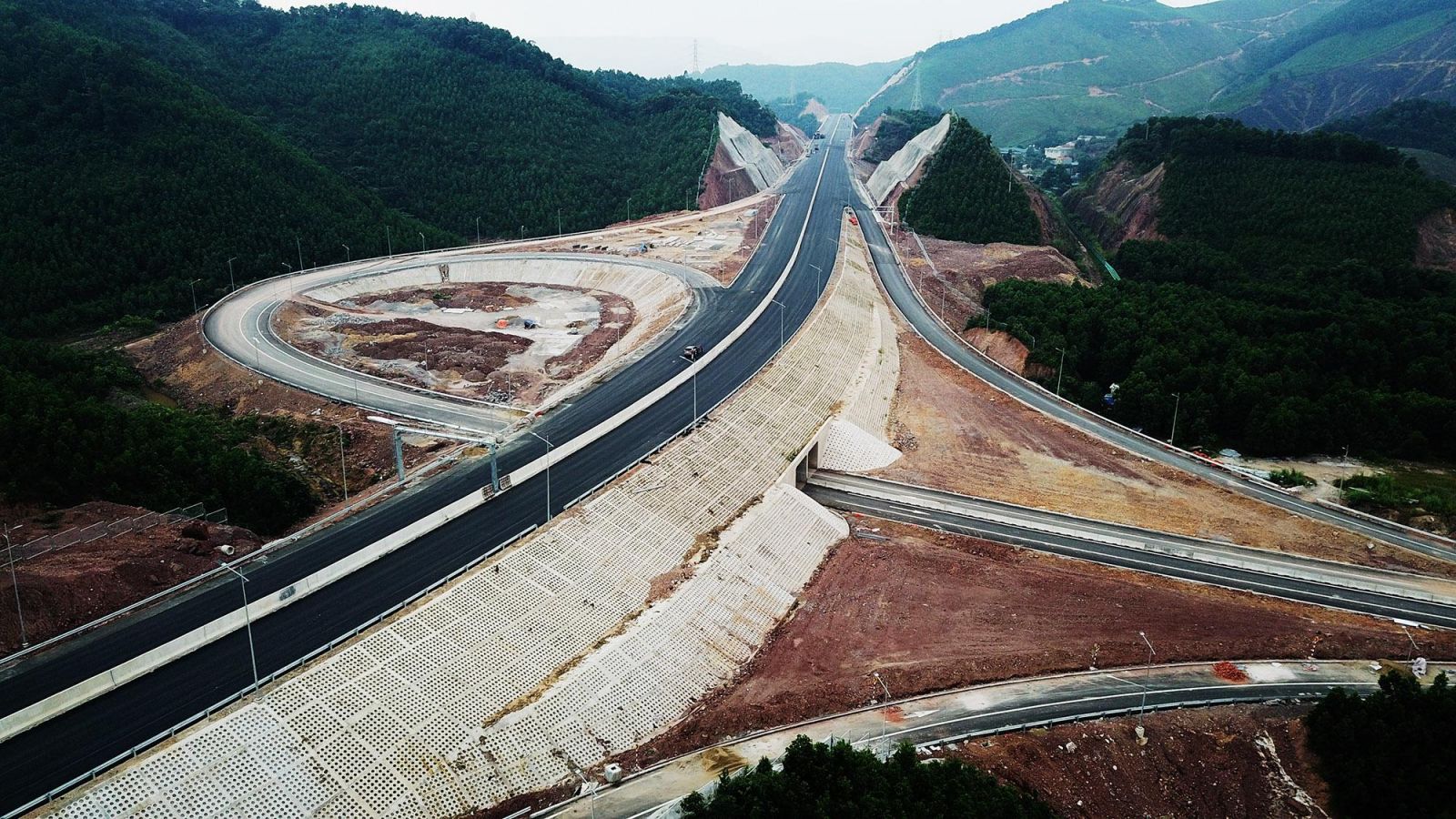 The Ha Long - Van Don expressway is now under construction. It will connect with Van Don- Mong Cai expressway to become Vietnam's longest one. (Photo: baoquangninh.com.vn)