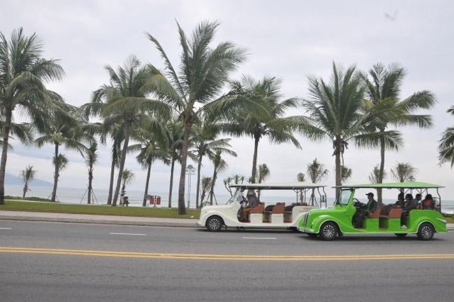 Vehicles carry tourists in Danang City. A coastal street for walking and cycling will be developed in July. (Photo: Nhan Tam)