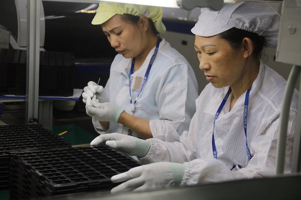 Two employees are at work at an FDI firm. The Ministry of Planning and Investment has proposed that preferential policies should be applied only to stages of hi-tech projects executed in Vietnam. (Photo: Thuy Dung)