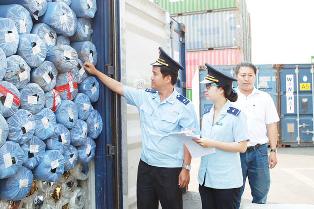 The Ministry of Planning and Investment said that focus should be placed on simplifying customs checks as well as deregulation of business prerequisites. (Photo: VNA)