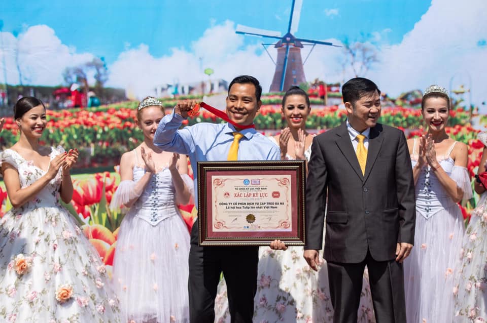 Executive director of Sun World Ba Na Hills Nguyen Lam An (a man in blue) on the occasion when the “Land of Splendid Flowers” Festival set a new record of “The largest tulip festival ever held in Vietnam”.