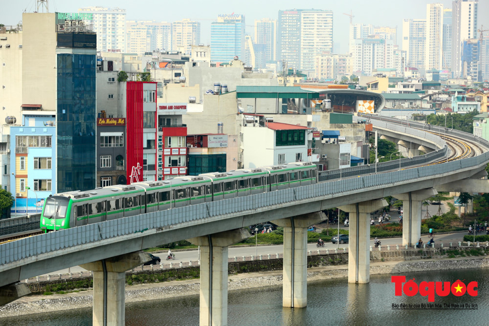 A trial run of trains on elevated tracks of Line 2A. (Photo: Duy Linh)
