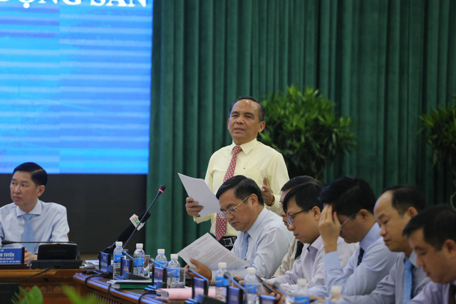 Le Hoang Chau, chairman of the HCMC Real Estate Association, points out his concerns over stalled projects in the city. (Photo: NLD)