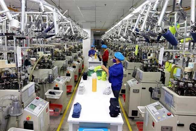 People work at a factory of China's Jasan Textile & Dyeing (Vietnam) Co., Ltd. China became Vietnam’s largest investor in the first quarter of this year. (Photo: VNA)