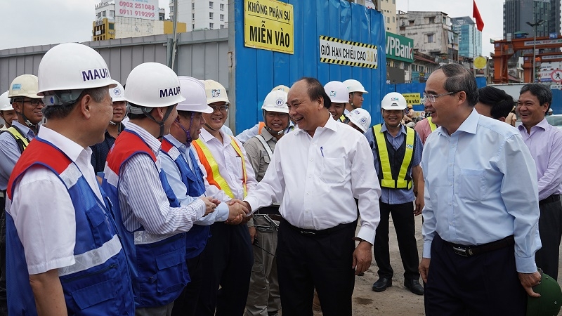 PM Nguyen Xuan Phuc at the construction site of Ben Thanh Station. (Photo: VGP)