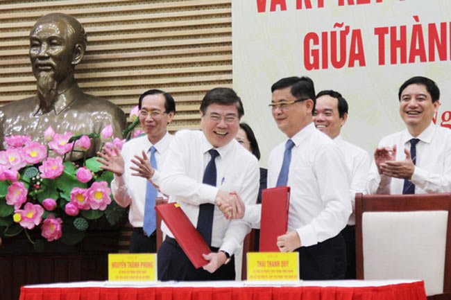 Representatives of HCMC and Nghe An Province are seen at the signing ceremony in Vinh City on April 13. (Photo: TTO)