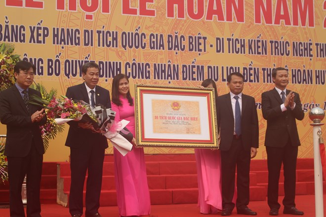 The certificate recognising the Temple of Le Hoan as a special national relic site is presented on April 12. (Photo: VNA)