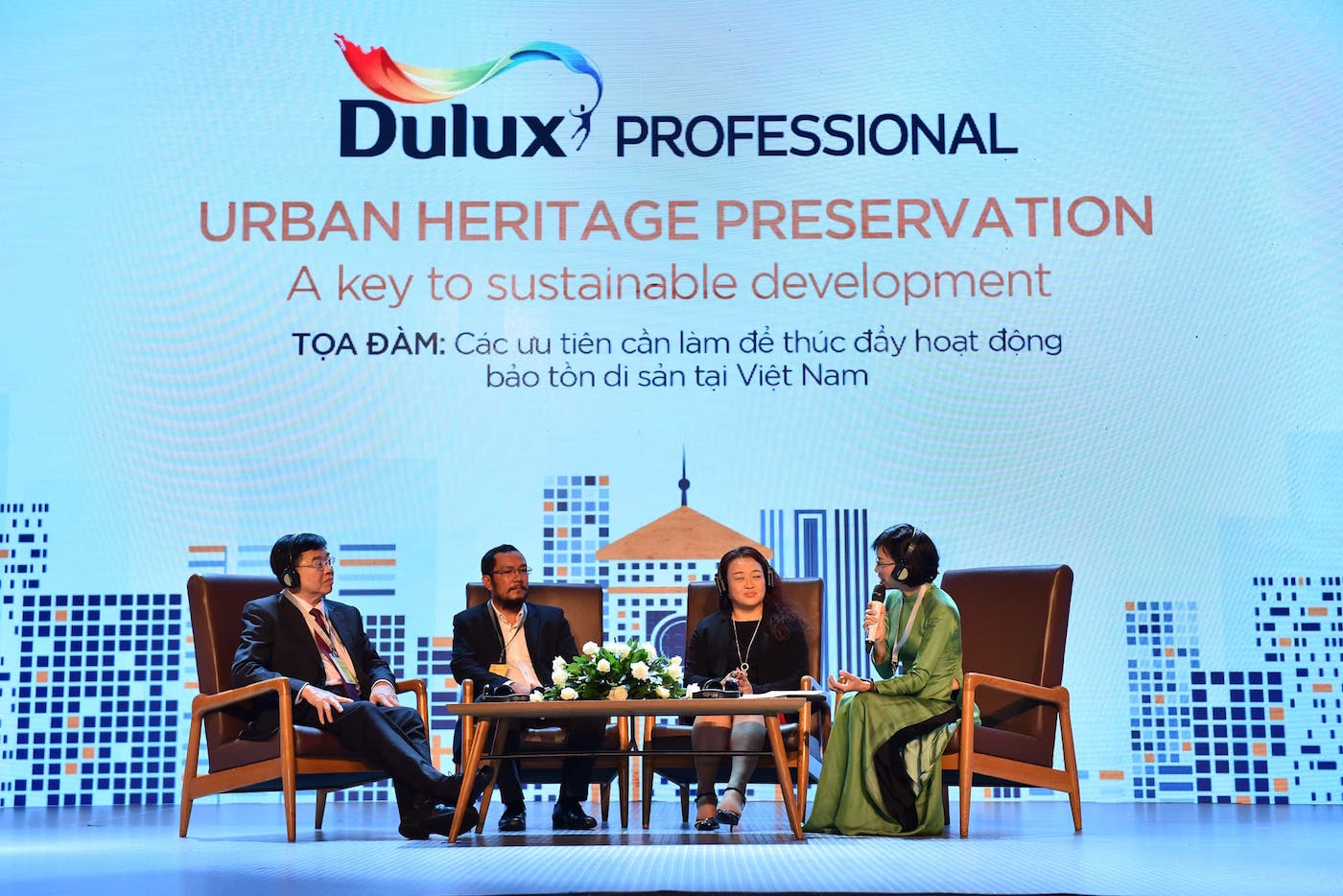 Experts discuss how to restore heritage in modern society at the seminar. (Photo: Hung Le)