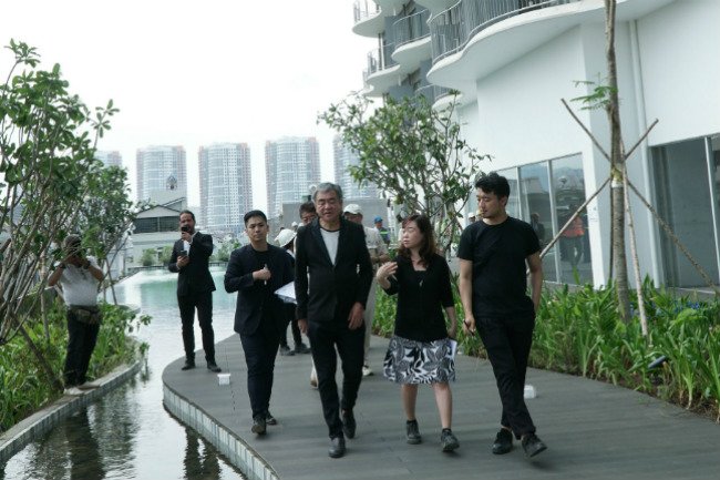Japanese architect Kengo Kuma (L, front row) visits Waterina Suites, his first project in Vietnam. (Photo: Minh Tuan)