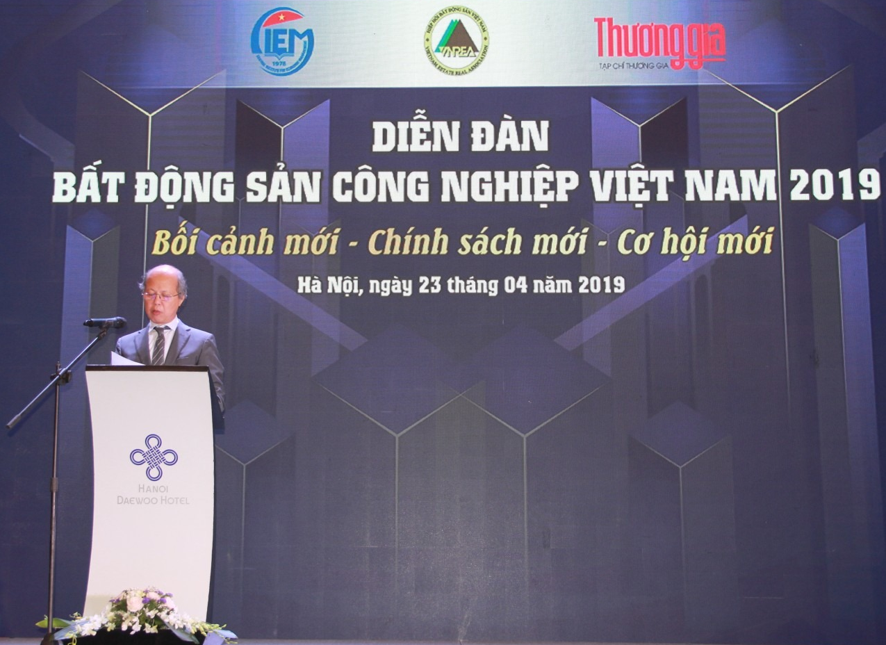 Mr. Nguyen Tran Nam delivered the opening speech at the forum.