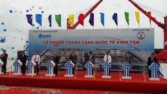 Delegates press the button to inaugurate the Vinh Tan International Port in Vinh Tan commune, Tuy Phong district, Binh Thuan province. (Photo: baodautu.vn)