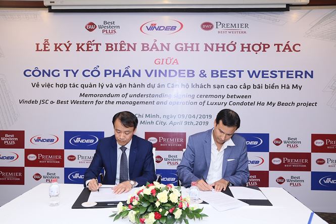 Cyrill Czerwonka, regional director of development, Asia for Best Western Hotels & Resorts (right) and Can Xuan Trang, director of Vindeb, signing the MoU. (Photo: Vindeb)