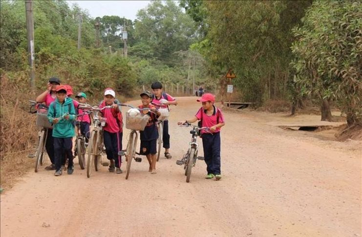 Students walk on a pathway in Suoi Trau Commune, Long Thanh District, Dong Nai Province. All households in the commune will have to hand over their land to make room for the Long Thanh international airport project. (Photo: Minh Nghia)