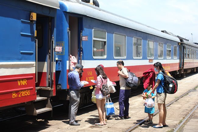 Passengers get on a train at Nha Trang railway station. Maintenance work on the Hanoi-HCMC railway requires nearly VND2 trillion in investment. (Photo: Le Anh)