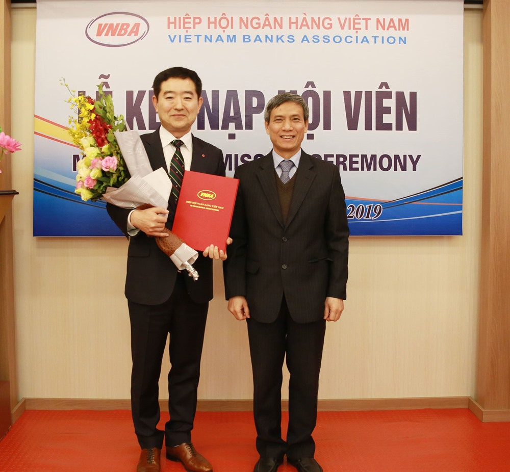 Lotte Finance’s general director Kim Jong Geuk (left) receives the decision of being admitted to the Vietnam Banking Association. (Photo courtesy of the company)