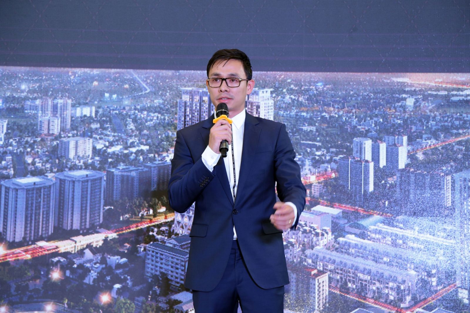 Nguyen Anh Tuan, deputy president of HD Mon Holding, the developer of The Zei project, introducing the mock-up units.