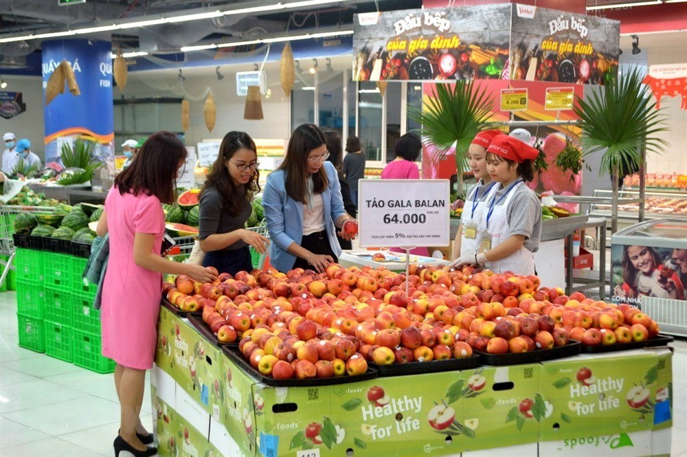 Customers select apples at Vinmart Royal City in Hanoi. Vinmart has announced plans to increase the number of convenience stores it operates nationwide to 4,000 facilities. (Photo: VNA)