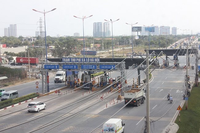 Vehicles pass through the Hanoi Highway tollgate in HCMC. As sufficient revenue has been recovered, the Hanoi Highway toll collection activities have been suspended. (Photo: Le Anh)