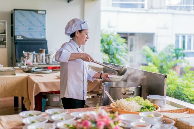 A cook of Saigon-Con Dao Resort prepares a noodle soup for a guest. (Photo: Courtesy of Saigontourist)