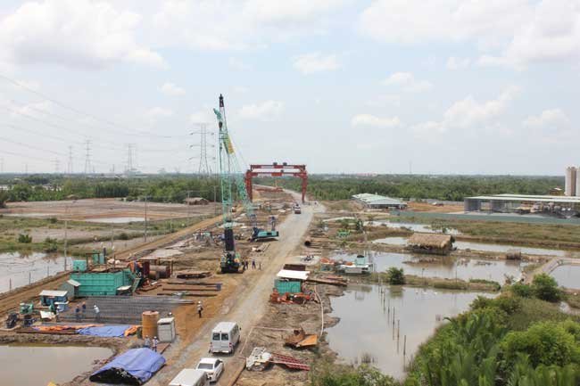 The Ben Luc-Long Thanh Expressway, part of the North-South Expressway, is under construction. Domestic enterprises may find it hard to get involved in the project. (Photo: Le Anh)