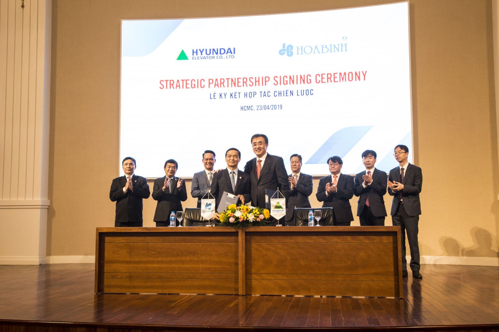 Hoa Binh and Hyundai Elevator signing ceremony.