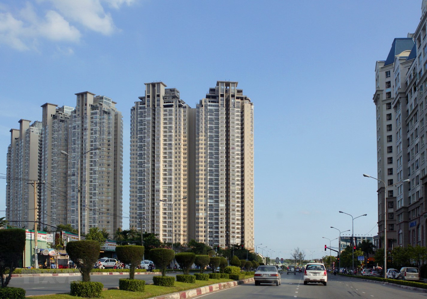 PM Nguyen Xuan Phuc has recently issued Directive No.11/CT-TTg to promoting stable and transparent development of the property market. (Photo: VNA)