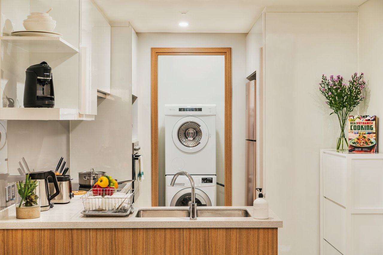 A private and fully-equipped kitchen in Oakwood Residence Saigon’s apartment.