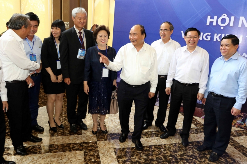 Prime Minister Nguyen Xuan Phuc talked with conference's participants. (Photo: Le Toan)