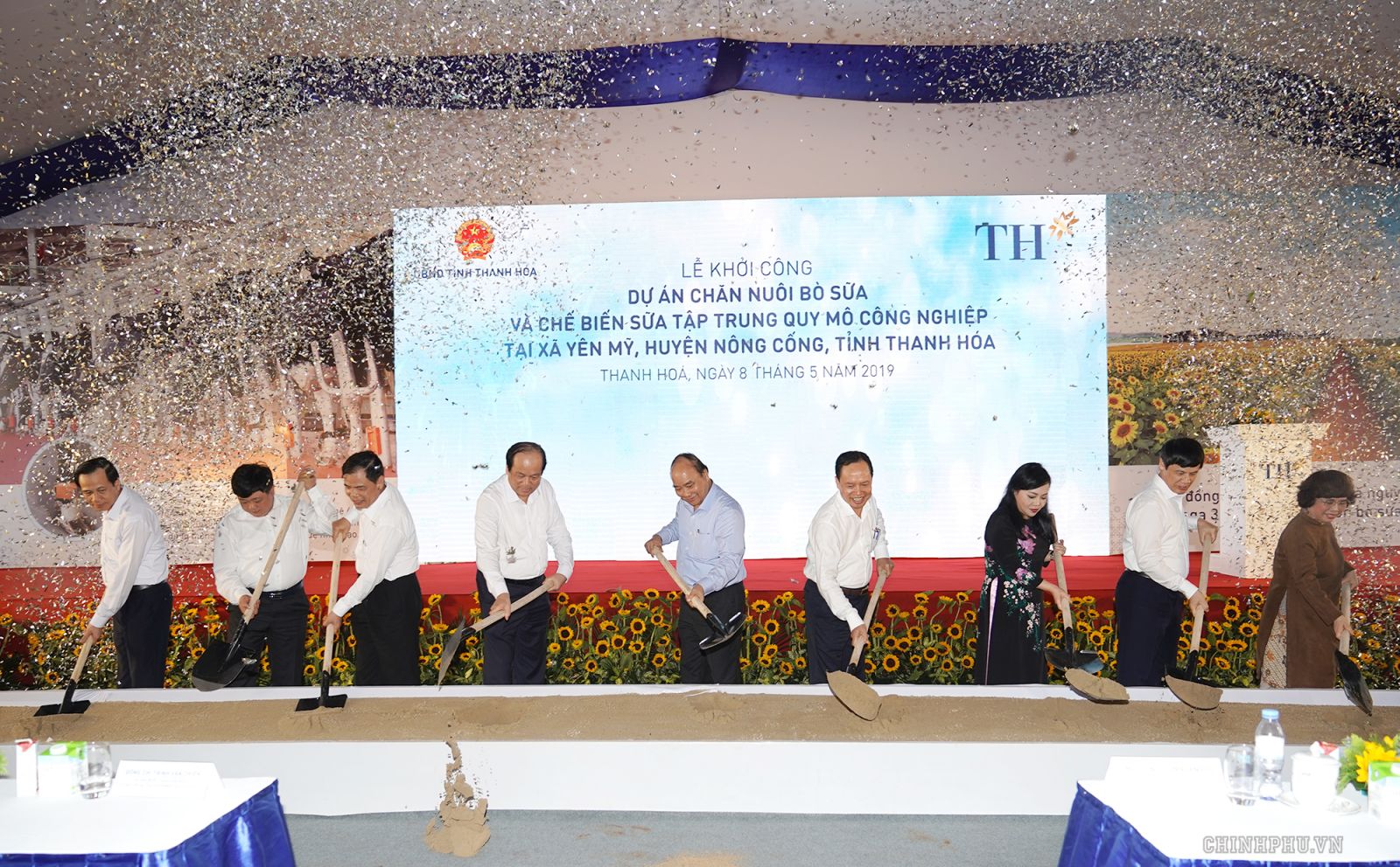 Prime Minister Nguyen Xuan Phuc (fourth from left) breaks ground for the dairy farm project developed by TH in Thanh Hoa province. (Photo: VGP)