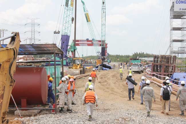 The Ben Luc-Long Thanh Expressway, part of the North-South Expressway, is under construction. Foreign investors want to get involved in the North-South expressway project. (Photo: Le Anh)