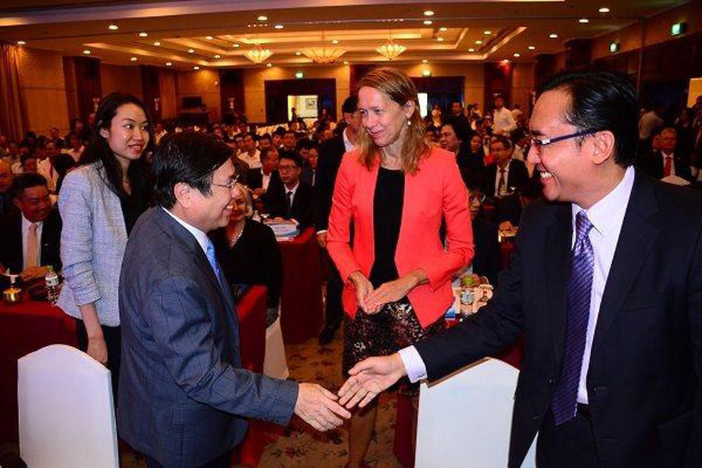HCMC Chairman Nguyen Thanh Phong (L) talks to some representatives at the conference on May 8. The city has 210 projects across multiple fields in need of investment. (Photo: Nhat Linh)